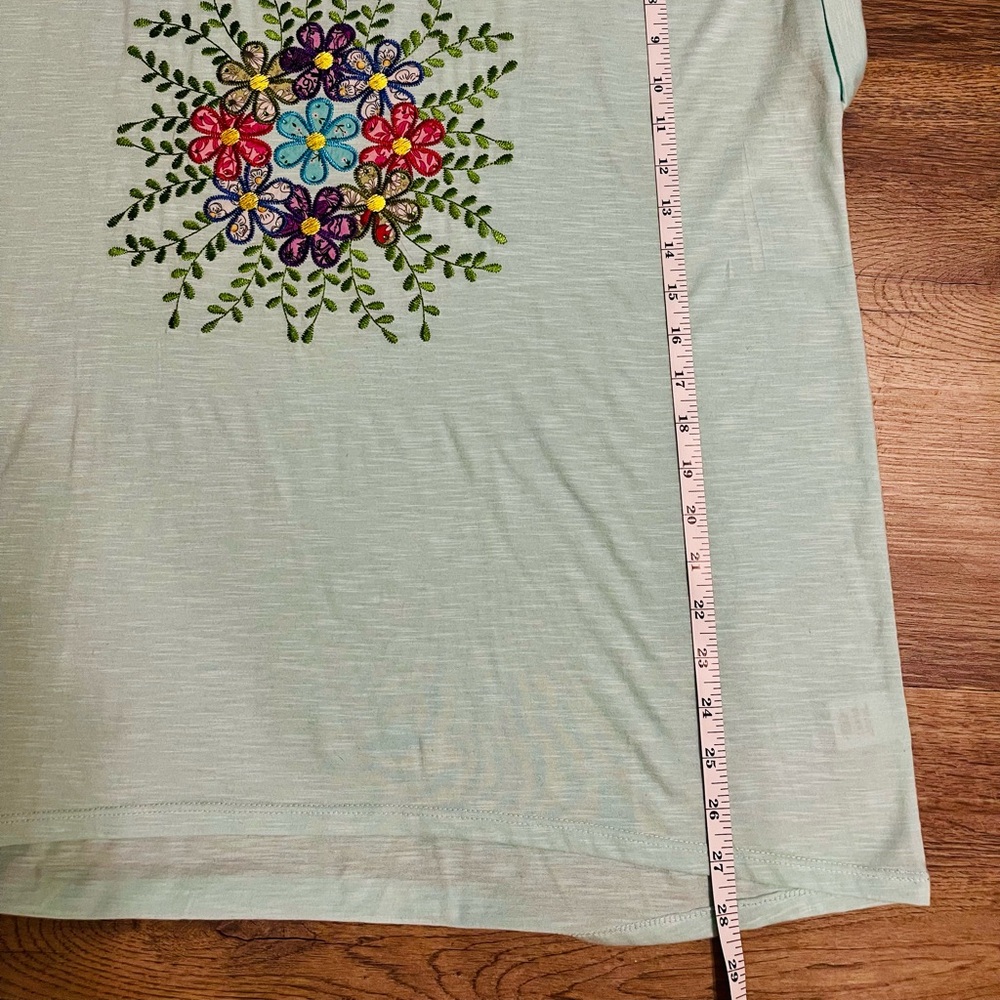 Crown & Ivy Women's Light Blue Floral Embroidered Tee Size XXL - Picture 3 of 5